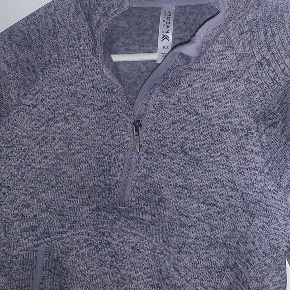 Woman’s outdoor quarter zip. Size Small - Picture 2 of 3
